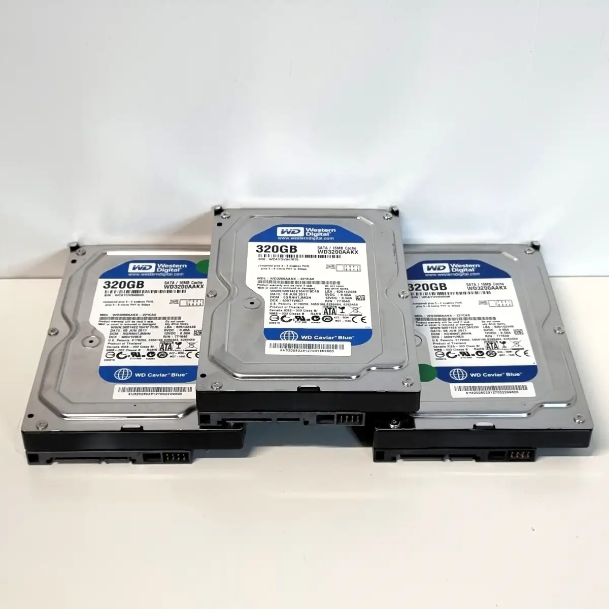 Western Digital Caviar Blue 320GB 3.5" SATA3 HDD (WD3200AAKX) 4 Western Digital Caviar Blue 320GB 3.5" SATA3 HDD (WD3200AAKX) Használt, bontott HDD asztali gépbe, a képen több db is látható.