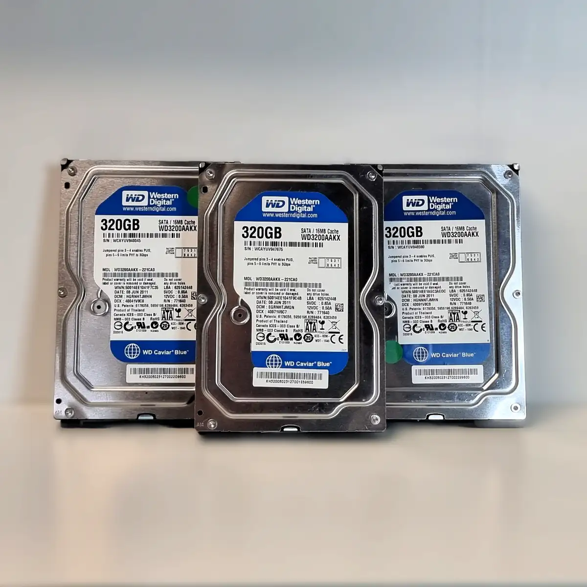 Western Digital Caviar Blue 320GB 3.5" SATA3 HDD (WD3200AAKX) 3 Western Digital Caviar Blue 320GB 3.5" SATA3 HDD (WD3200AAKX) Használt, bontott HDD asztali gépbe, a képen több db is látható.