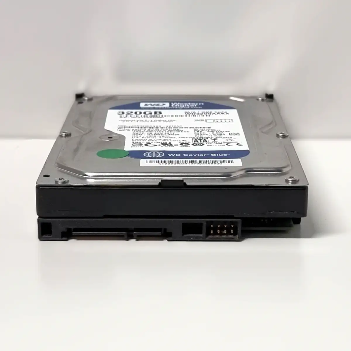 Western Digital Caviar Blue 320GB 3.5" SATA3 HDD (WD3200AAKX) 2 Western Digital Caviar Blue 320GB 3.5" SATA3 HDD (WD3200AAKX) Használt, bontott HDD asztali gépbe, a képen a csatlakozó típusa látható.