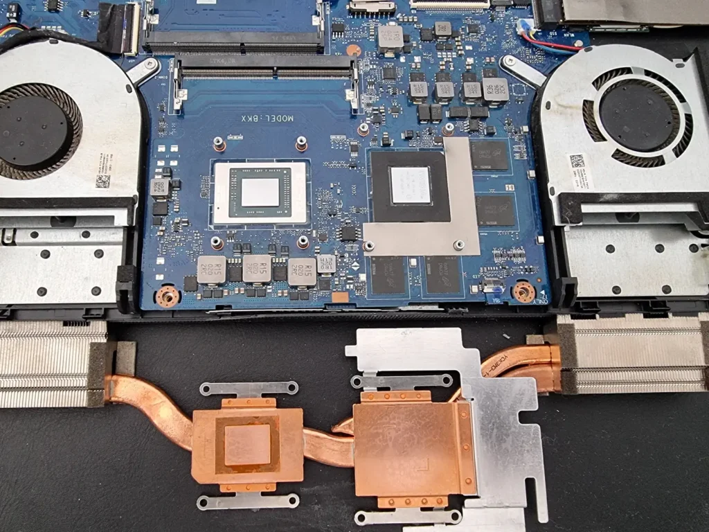 Szétszerelt Gamer laptop alaplap és hűtőrendszer tisztítása Kecskeméten