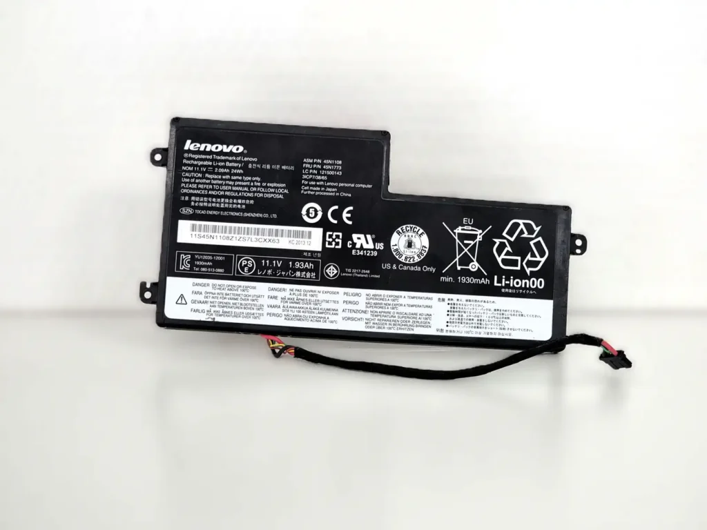 Eredeti Lenovo ThinkPad belső akkumulátor 45N1773 FRU azonosítóval, 11.1V 24Wh kapacitással, tiszta fehér háttéren.