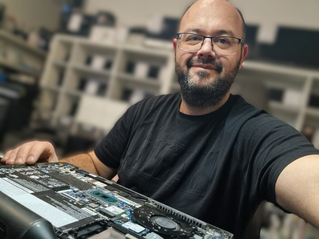 Bemutatkozás 1 Micsinai Laci laptop alaplap javítás és mérés közben - MPC Szerviz Kecskemét